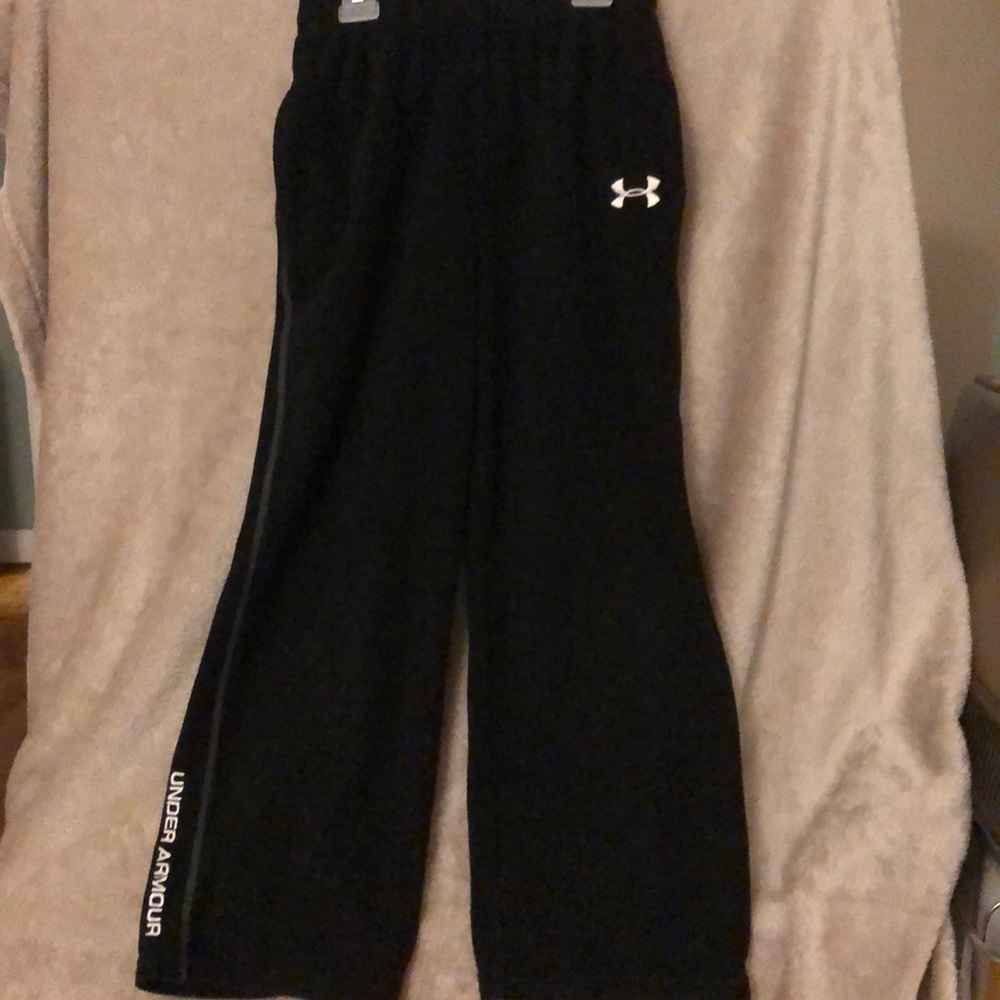 Under Armour sweatpants. Boys size 6.